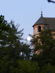 The setting moon next to Burgruine Gösting.